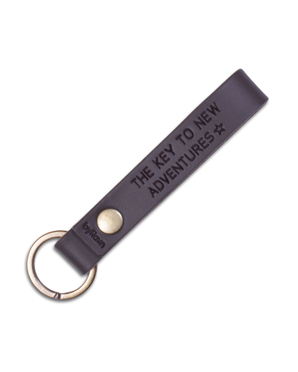 BOND nøkkelring fra byRavn i mørkebrunt skinn med nøkkelring i antikk messing og graveringen "The key to new adventures" ☆