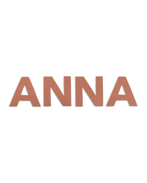 BOX bokstaver fra byRavn i cognac skinn, navnet "Anna" i store bokstaver til barnerommet