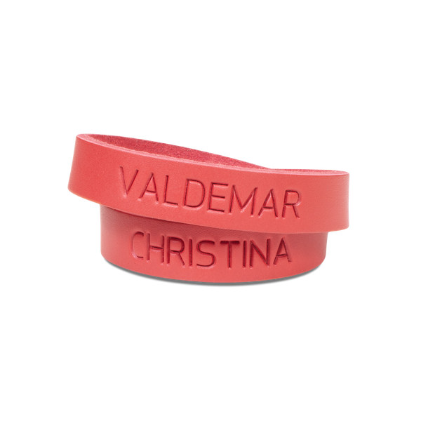 DUO skinnarmbånd fra byRavn i rødt kjerneskinn med navnene "Valdemar" og "Christina" gravert på hver vikling