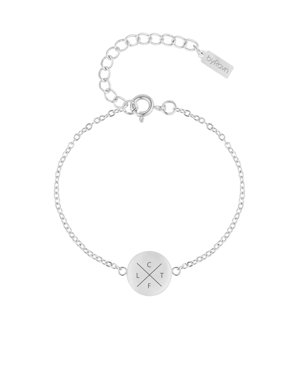 IBI X armbånd fra byRavn i sølvfarget rustfritt stål, rund plate med kryss og initialene "C", "L", "T", "F" gravert