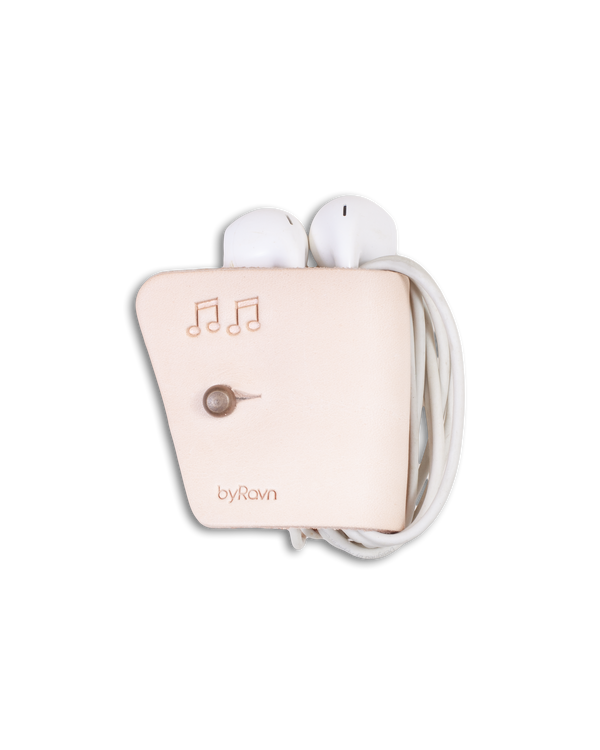 KAX hodetelefonholder fra byRavn i naturfarget skinn med geværknapp i antikk messing og graverte noter, med earpods