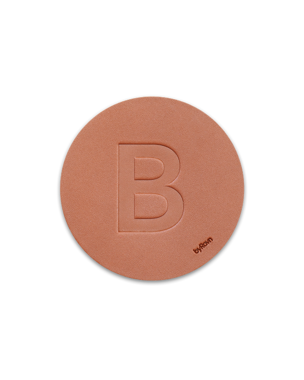 MOKKA glassbrikke fra byRavn i cognac skinn preget med den store bokstaven "B"