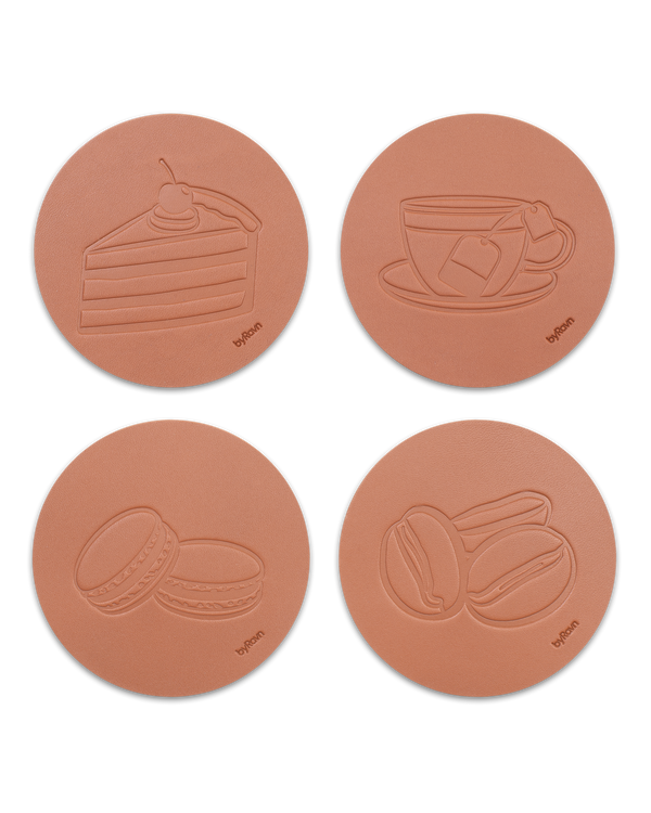 MOKKA kaffe & kake-glassbrikker fra byRavn i cognac skinn, 4 motiver: bløtkake, tekopp, macarons og kaffebønner