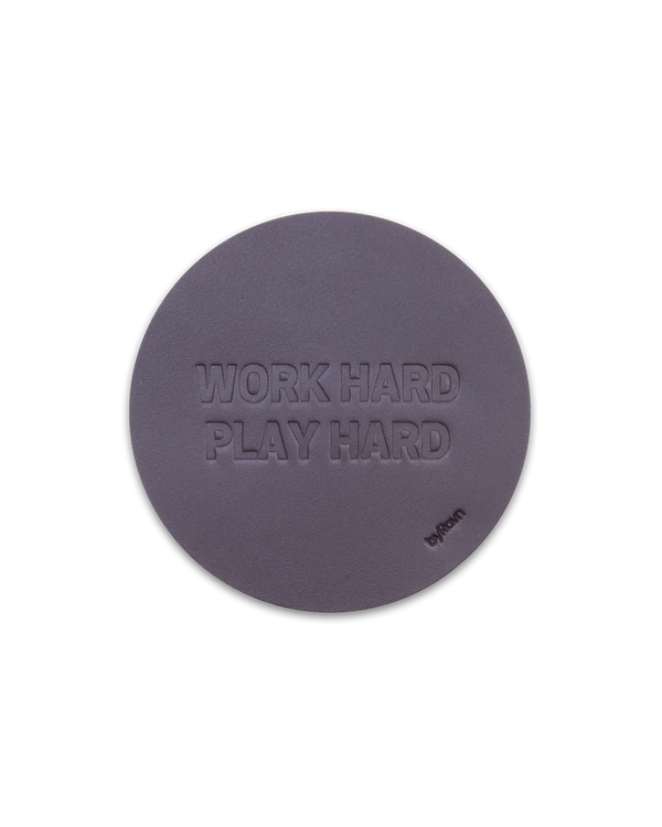 MOKKA glassbrikke fra byRavn i mørkebrunt skinn preget "Work hard play hard"