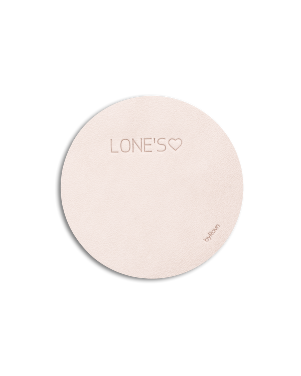 MOKKA rund glassbrikke fra byRavn i naturfarget skinn med personlig gravering "Lone's" ♡