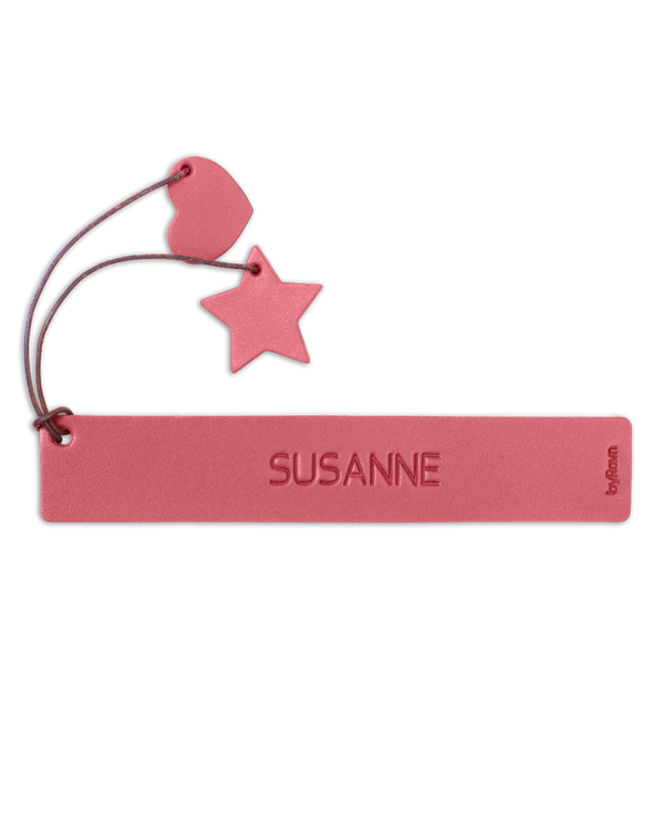 PAGE bokmerke fra byRavn i rødt skinn med navnet "Susanne" gravert og hjerte og stjerne i skinn på snor