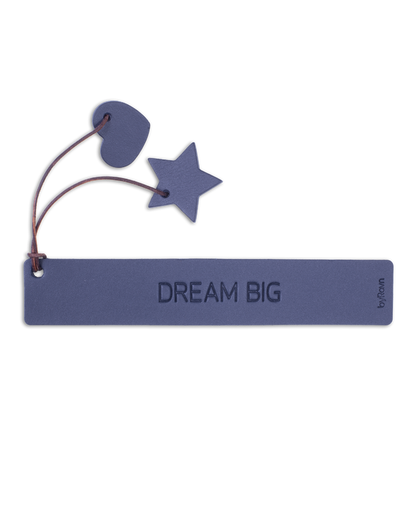PAGE bokmerke fra byRavn i mørkeblått skinn med graveringen "Dream big" og hjerte og stjerne i skinn på snor