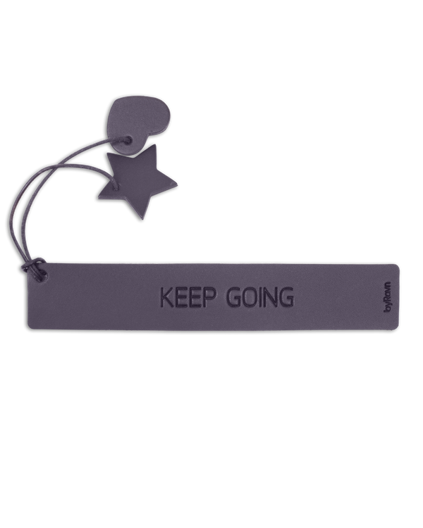 PAGE bokmerke fra byRavn i mørkebrunt skinn med graveringen "Keep going" og hjerte og stjerne i skinn på snor
