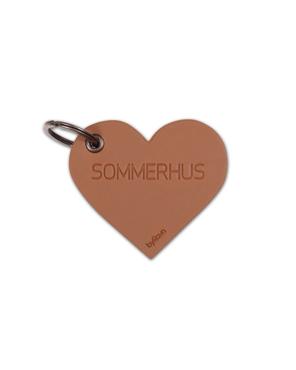 ROSE hjerteformet nøkkelring fra byRavn i cognac skinn med graveringen "Sommerhus" og nøkkelring i metall