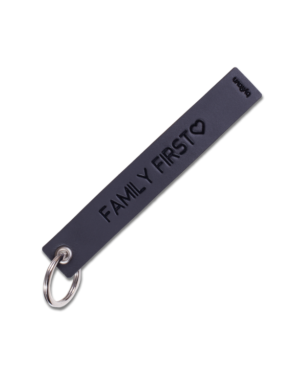 SOLO Large nøkkelring fra byRavn i svart skinn med graveringen "Family first" ♡ og nøkkelring i stål