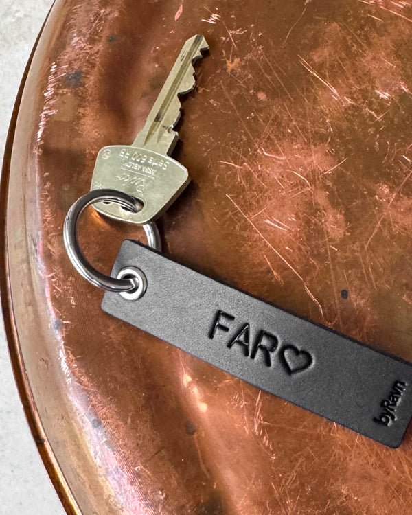SOLO Small nøkkelring i svart skinn med graveringen "Far" ♡ og nøkkel på kobberbrett