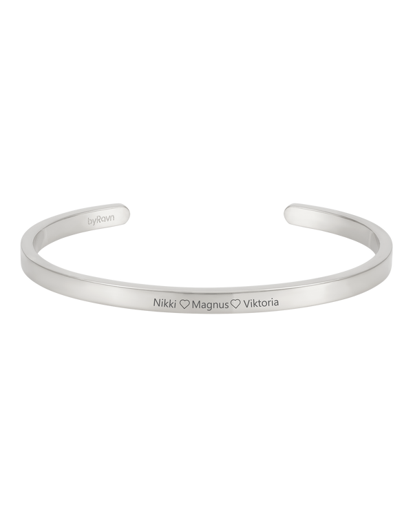 VENUS armbånd fra byRavn i sølvfarget rustfritt stål, åpen armring med graveringen "Nikki ♡ Magnus ♡ Viktoria"