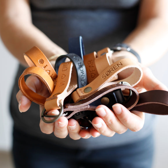 Stilig nøkkelring i lær med personlig trykk