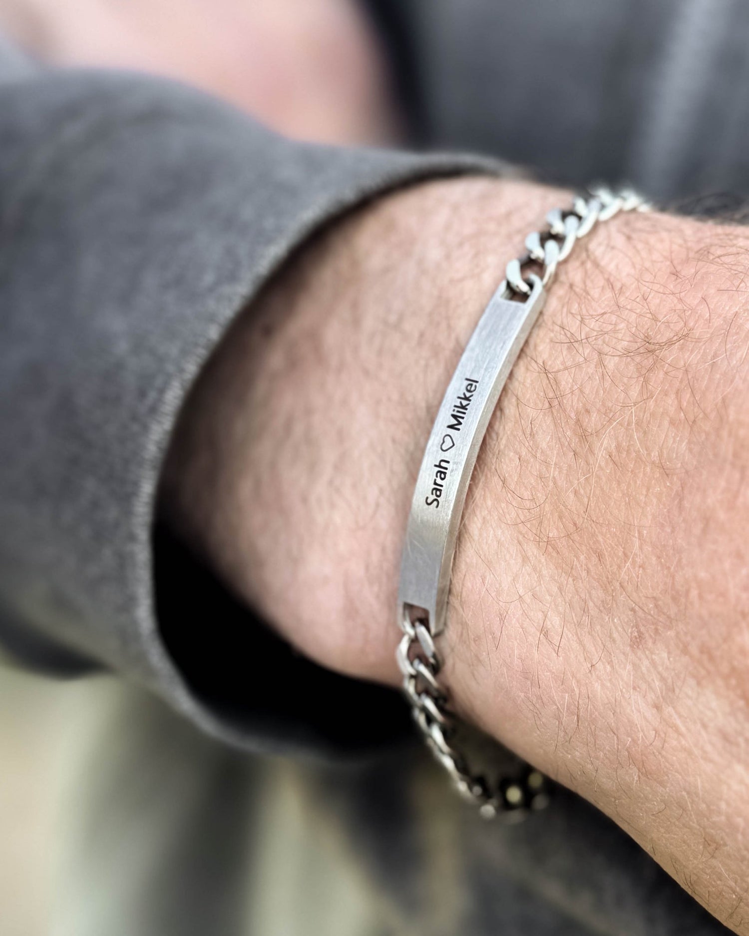 Armbånd i sølv – ARA armbånd i børstet sølvfarvet rustfrit stål med "Sarah ♡ Mikkel" graveret om håndleddet
