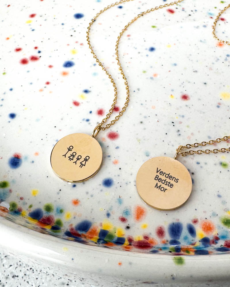 Inspiration til gaver fra byRavn – keyhanger i cognac læder med karabinhage, nøgle og præget "Karl ♡ Anna"