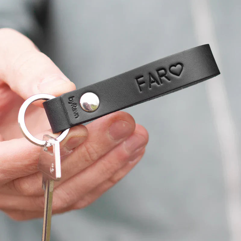Du skal være far – afslør nyheden med RAVN nøglering i sort læder præget "Far" ♡, holdt i hånden med nøgle