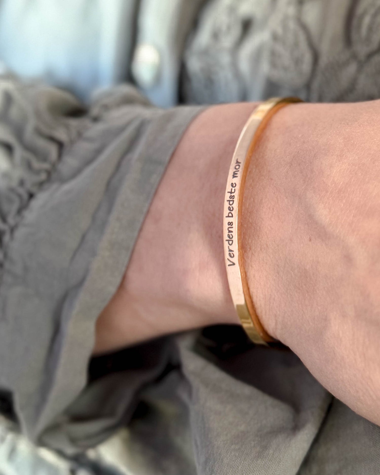 Top 10 gaver til kvinder – VENUS armbånd i guldbelagt stål med håndskrift-graveringen "Verdens bedste mor" om håndleddet
