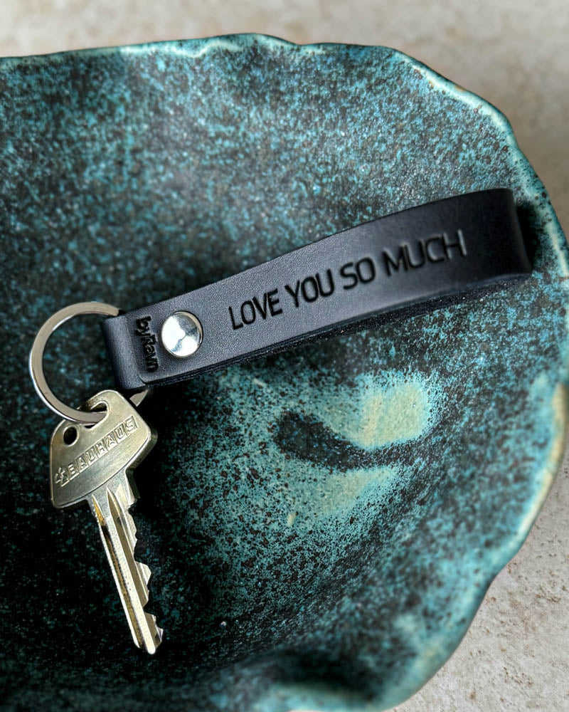 BOND nøkkelring i svart skinn med personlig gravering "Love you so much" og nøkkel i turkis keramikkskål