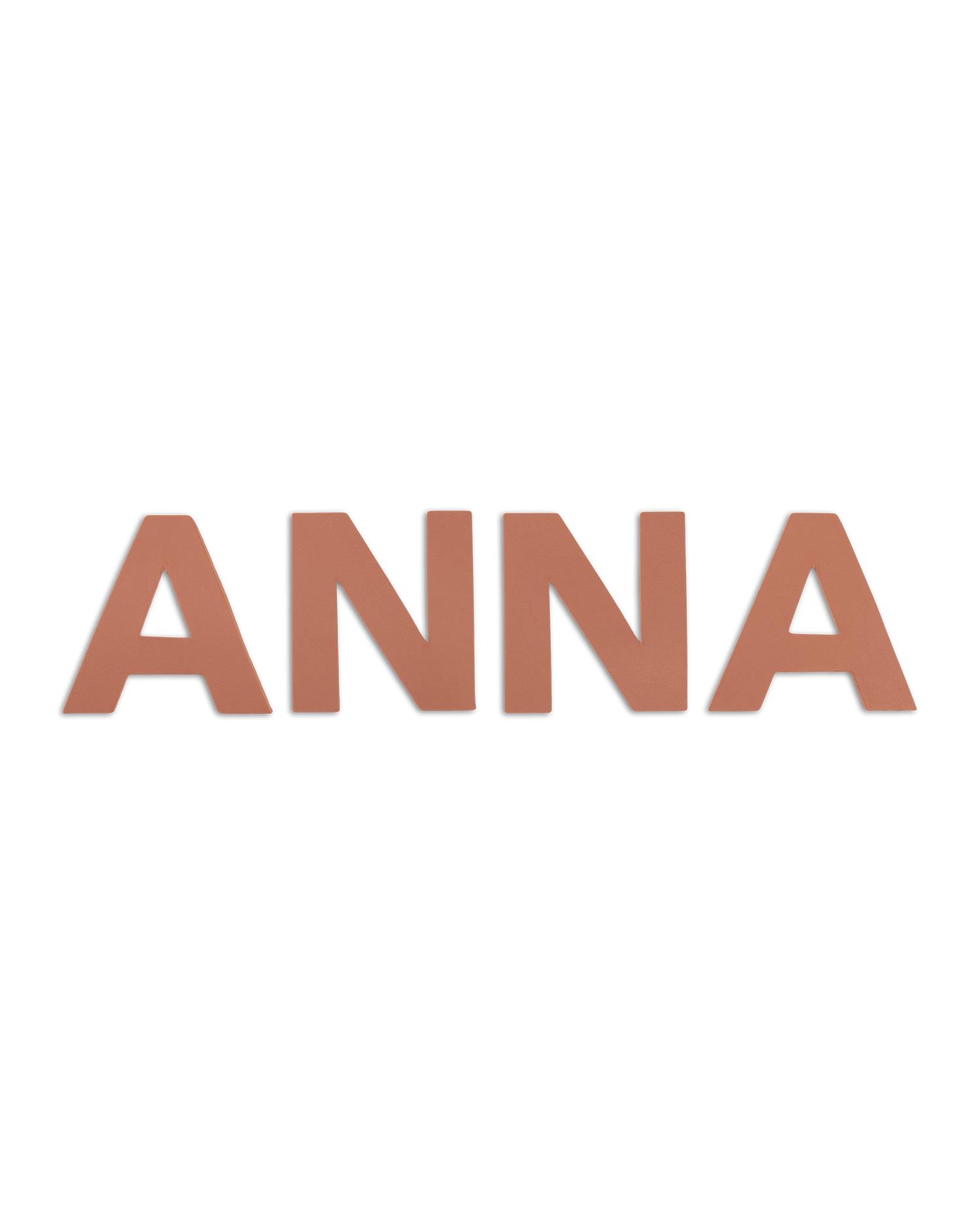 BOX bokstaver fra byRavn i cognac skinn, navnet "Anna" i store bokstaver til barnerommet