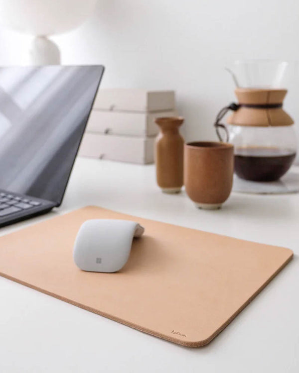DOS musematte i naturfarget kjerneskinn på skrivebord med laptop, mus, kaffekanne og keramikkopp