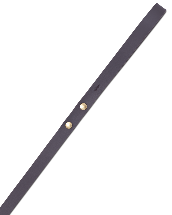 DOX160 hundebånd fra byRavn i mørkebrunt kjerneskinn, 160 cm, med to messingnagler og diskret byRavn-preg