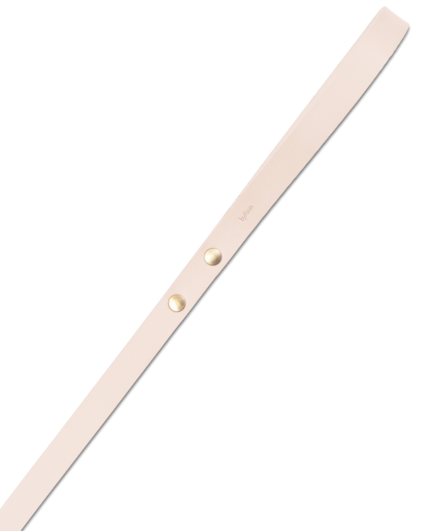 DOX110 hundebånd fra byRavn i naturfarget kjerneskinn, 110 cm, med to messingnagler og lite byRavn-preg