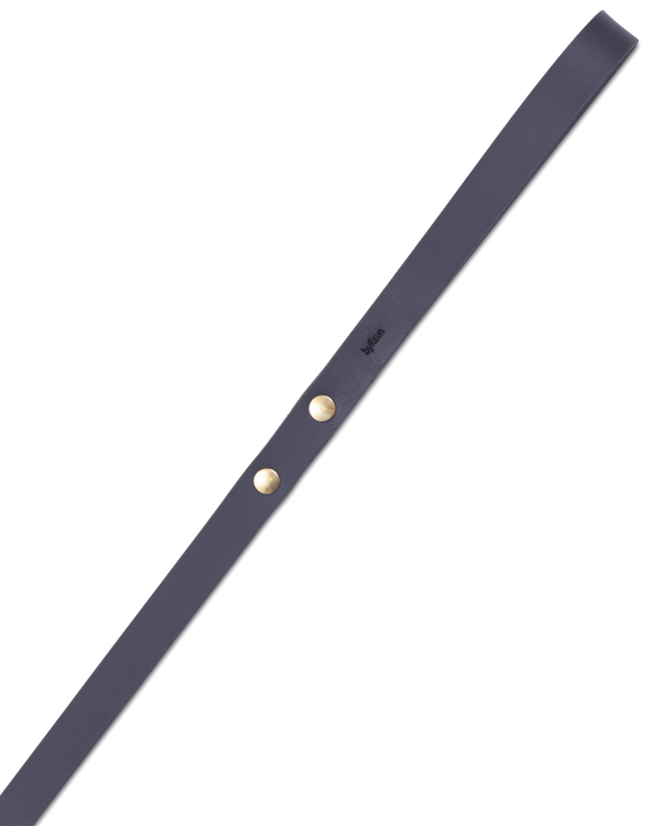 DOX110 hundebånd fra byRavn i svart skinn med blålig skjær, 110 cm, med to messingnagler og byRavn-preg
