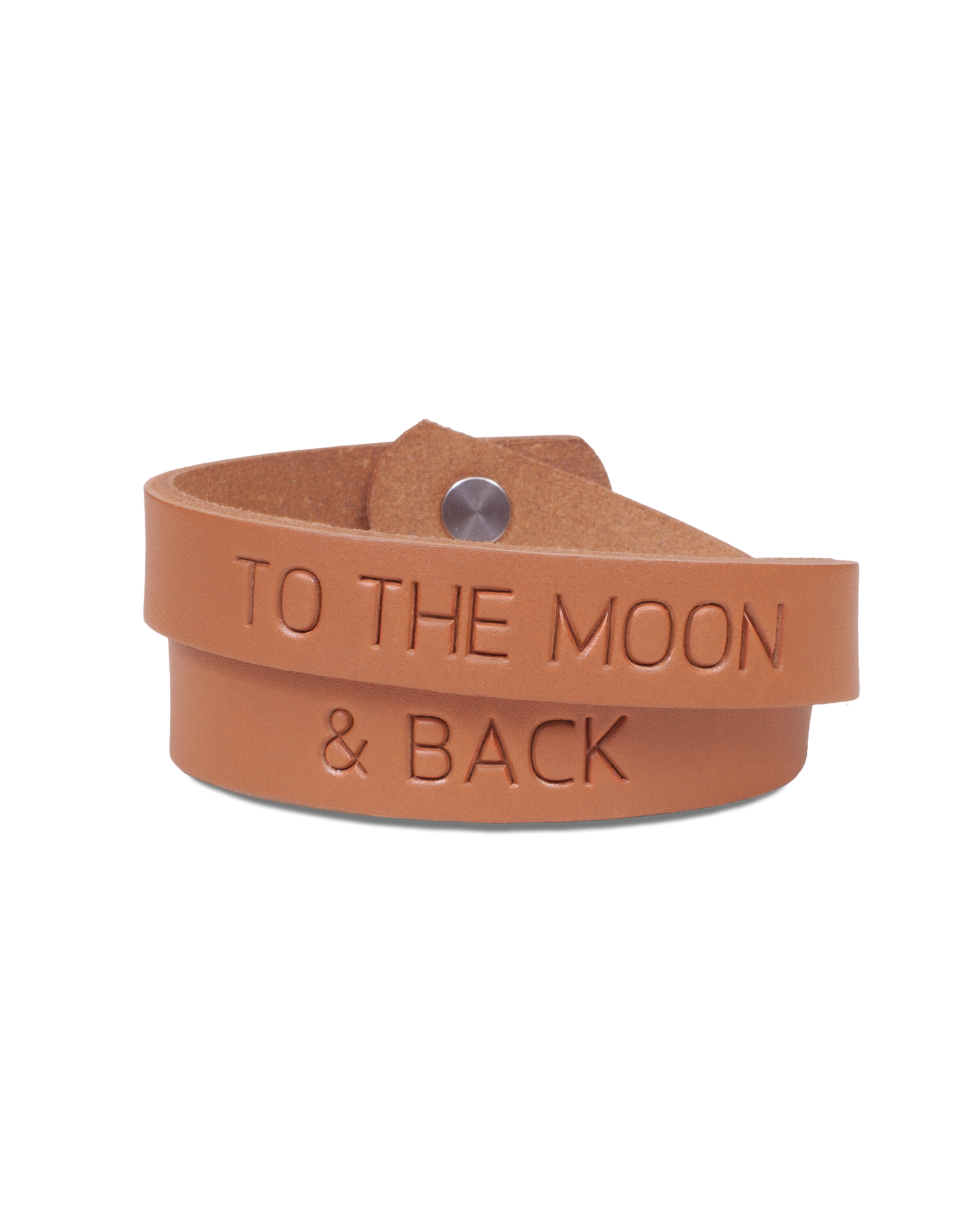 DUO skinnarmbånd fra byRavn i cognac kjerneskinn, dobbel vikling med graveringen "To the moon & back"