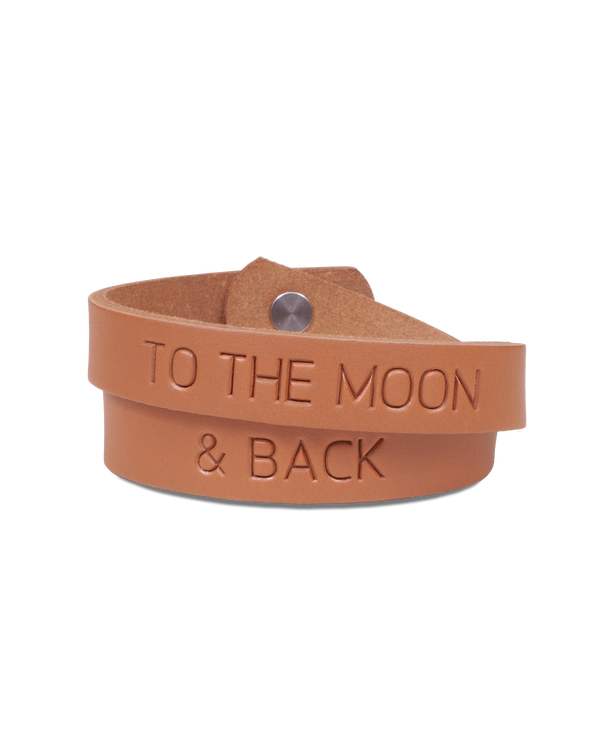 DUO skinnarmbånd fra byRavn i cognac kjerneskinn, dobbel vikling med graveringen "To the moon & back"
