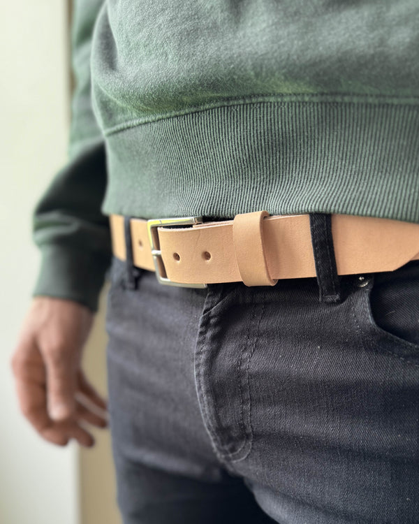 EDGE belte i naturfarget skinn båret i mørke jeans med grønn sweatshirt