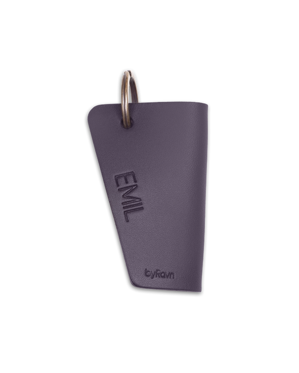FOLD nøkkelskjuler fra byRavn i mørkebrunt skinn med nøkkelring i stål og navnet "Emil" gravert