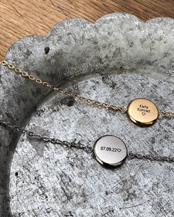 IBI QUOTE armbånd i sølvfarget rustfritt stål med datoen "07.09.22" ♡ gravert, ved siden av gullbelagt utgave med "Karla Konrad"