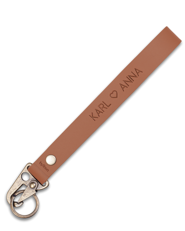 IRON nøkkelring fra byRavn i cognac skinn med lang stropp, karabinkrok i antikk messing og graveringen "Karl ♡ Anna"