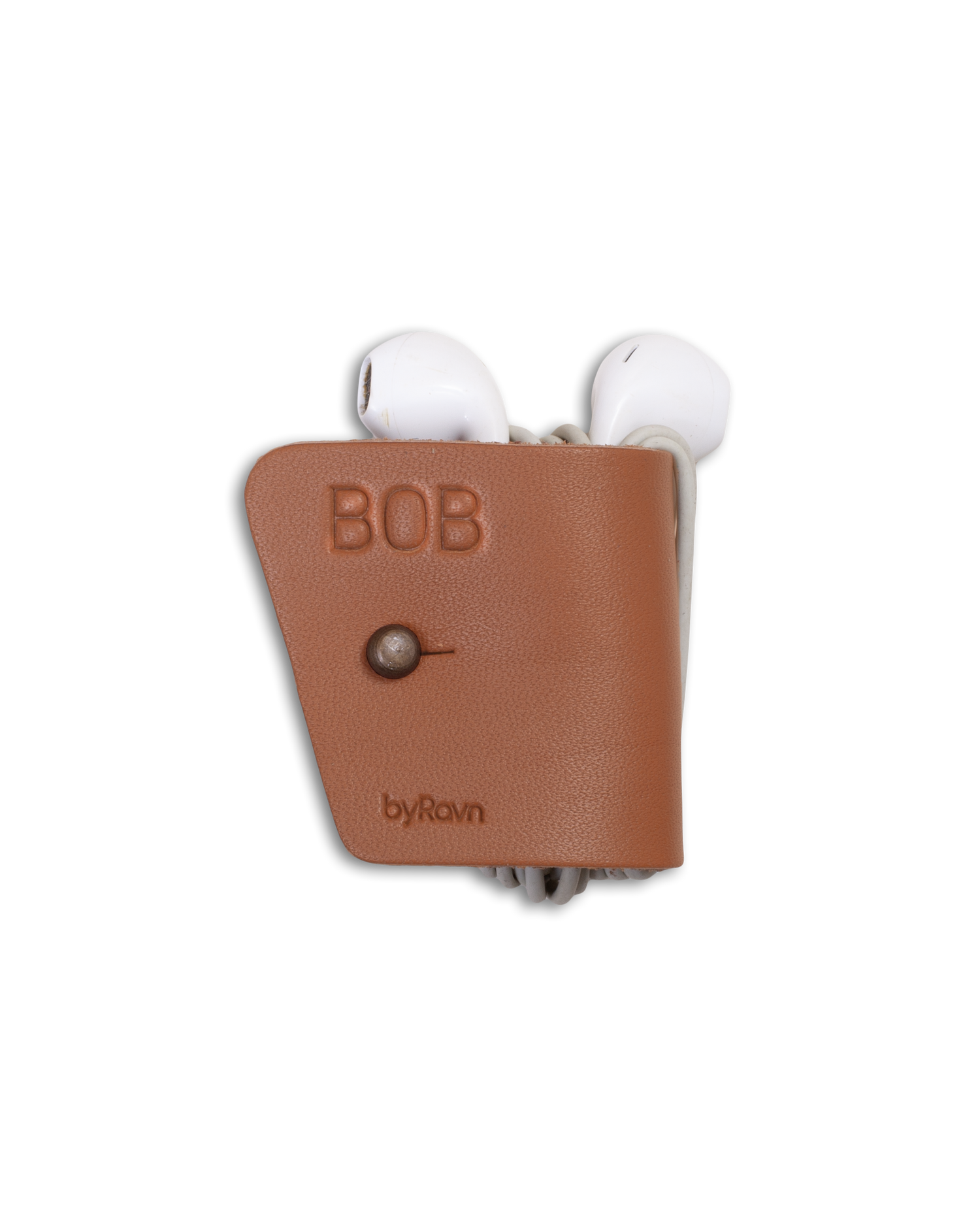 KAX hodetelefonholder fra byRavn i cognac skinn med geværknapp i antikk messing og navnet "Bob" gravert, med earpods