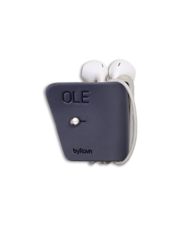 KAX hodetelefonholder fra byRavn i svart skinn med geværknapp i stål og navnet "Ole" gravert, med earpods