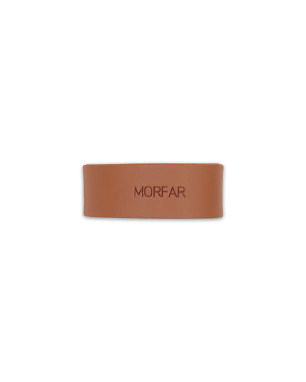 KNOT serviettring fra byRavn i cognac skinn med personlig gravering "Morfar"
