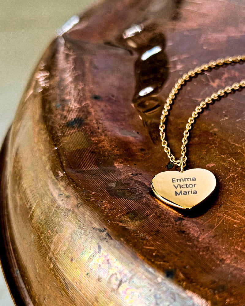 LUV QUOTE navnehalskjede i gullbelagt stål med "Emma Victor Maria" gravert i hjerte, på patinert kobberfat
