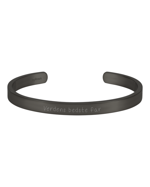 MARS SCRIPT armbånd fra byRavn i svart stål, åpen armring med "Verdens bedste far" gravert i håndskrift