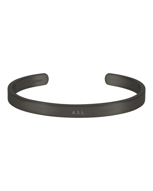 MARS armbånd fra byRavn i svart stål, bred åpen armring med initialene "A. S. L." gravert