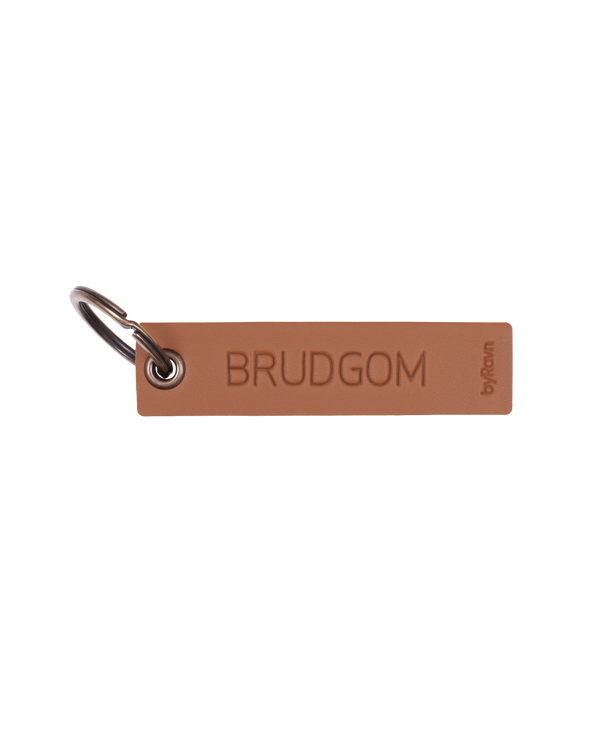 MERRY bordkort fra byRavn i cognac skinn med graveringen "Brudgom" og nøkkelring i metall