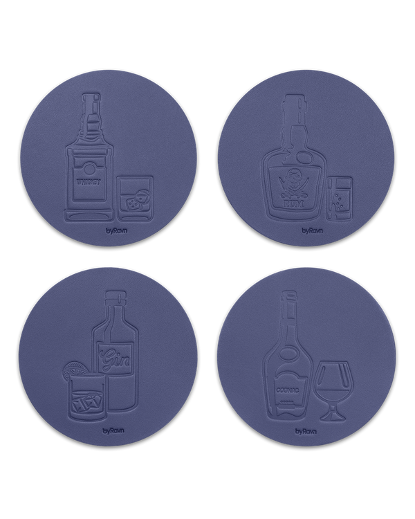 MOKKA brennevin-glassbrikker fra byRavn i mørkeblått skinn, 4 motiver: whisky, rom, gin og cognac med flaske og glass