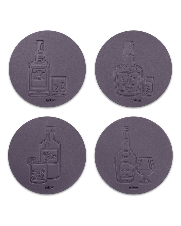 MOKKA brennevin-glassbrikker fra byRavn i mørkebrunt skinn, 4 motiver: whisky, rom, gin og cognac med flaske og glass