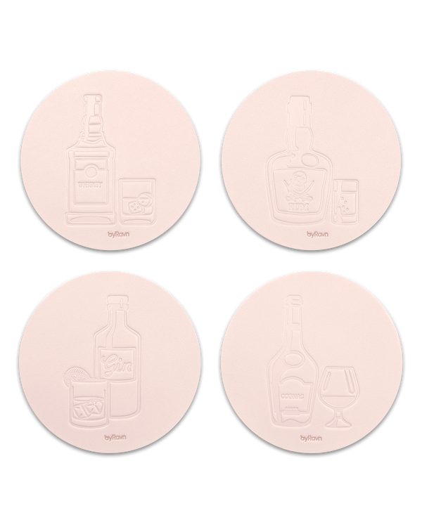 MOKKA brennevin-glassbrikker fra byRavn i naturfarget skinn, 4 motiver: whisky, rom, gin og cognac med flaske og glass