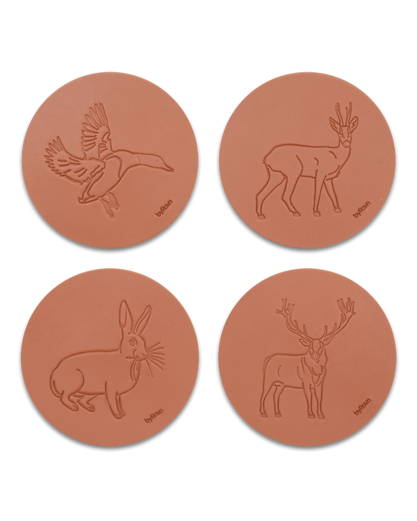 MOKKA jakt-glassbrikker fra byRavn i cognac skinn, pakke A med 4 motiver: stokkand, råbukk, hare og kronhjort