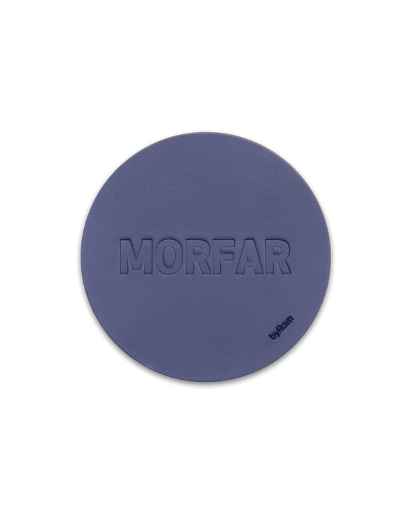 MOKKA glassbrikke fra byRavn i mørkeblått skinn preget med "Morfar" i store bokstaver