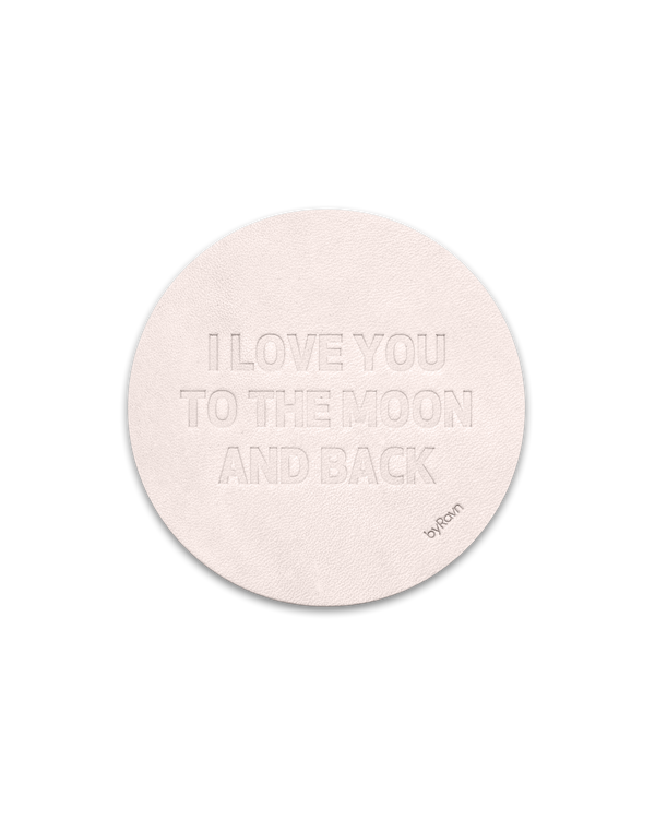 MOKKA glassbrikke fra byRavn i naturfarget skinn preget "I love you to the moon and back"