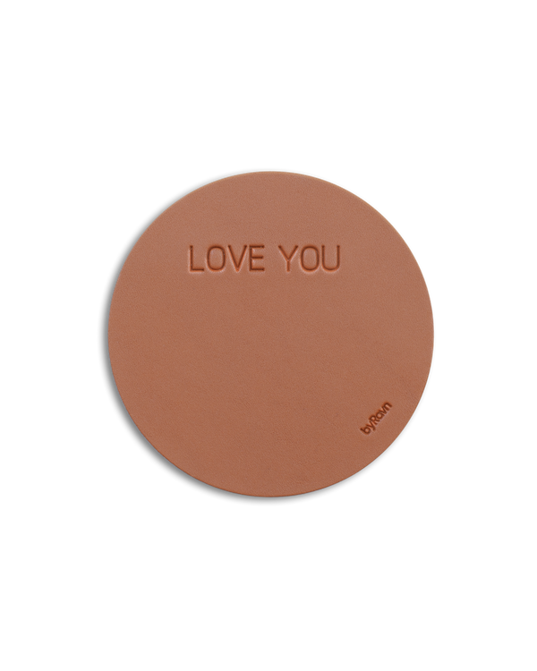MOKKA rund glassbrikke fra byRavn i cognac skinn med graveringen "Love you"