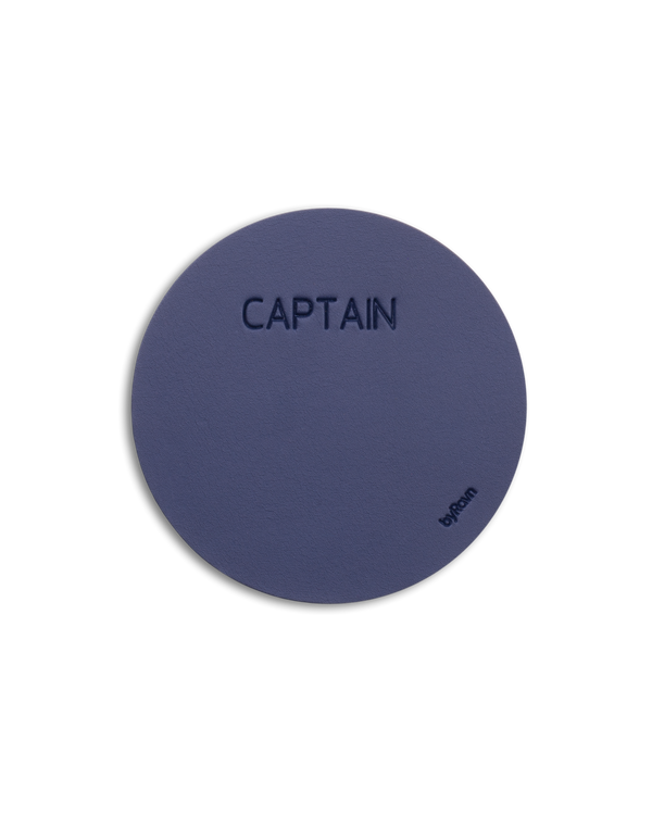 MOKKA rund glassbrikke fra byRavn i mørkeblått skinn med graveringen "Captain"
