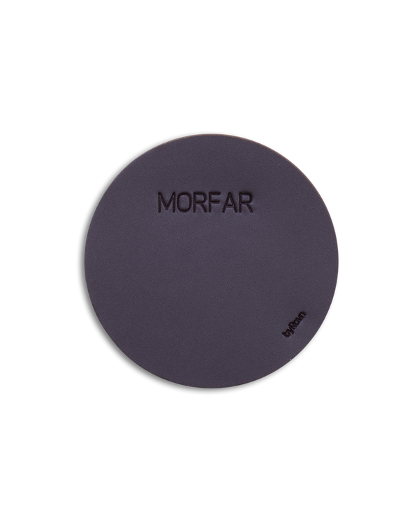 MOKKA rund glassbrikke fra byRavn i mørkebrunt skinn med graveringen "Morfar"