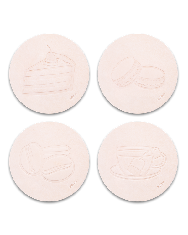 MOKKA kaffe & kake-glassbrikker fra byRavn i naturfarget skinn, 4 motiver: bløtkake, macarons, kaffebønner og tekopp